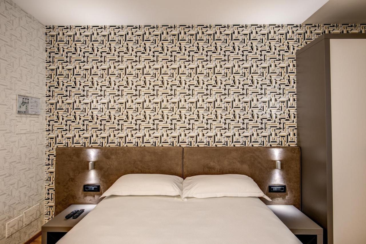 Colosseo Prestige Rooms Rome Bagian luar foto
