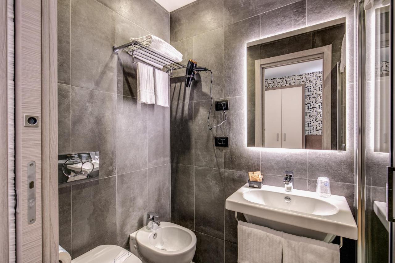 Colosseo Prestige Rooms Rome Bagian luar foto